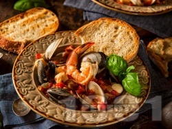 Яхния от морски дарове – бяла риба, миди и скариди с домати и червено вино - снимка на рецептата